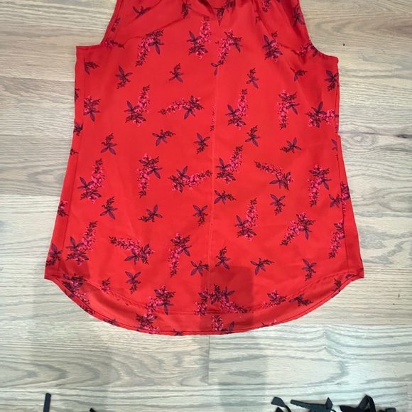 NWOT CAbi red flower short sleeve, no flaws size Small - Picture 6 of 7